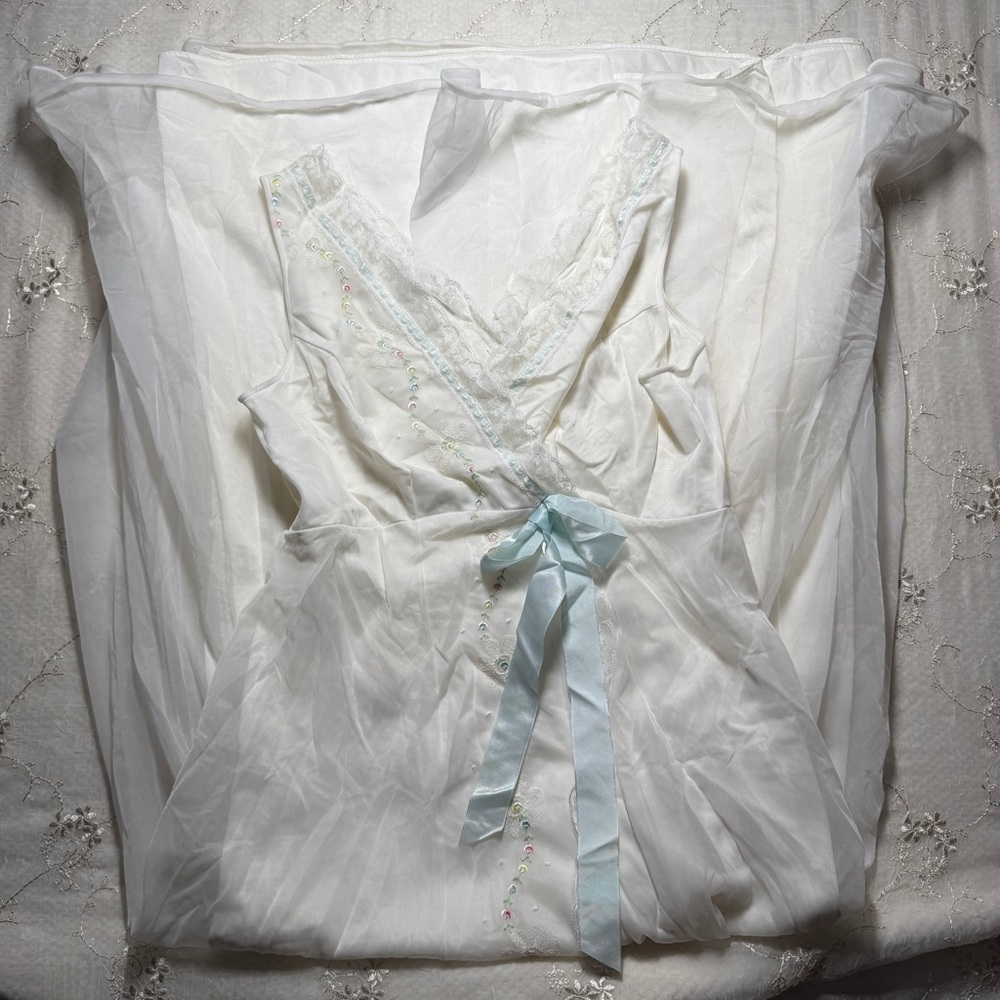 vintage 60s/70s shadowline white nylon floral embroidered nightgown – size small